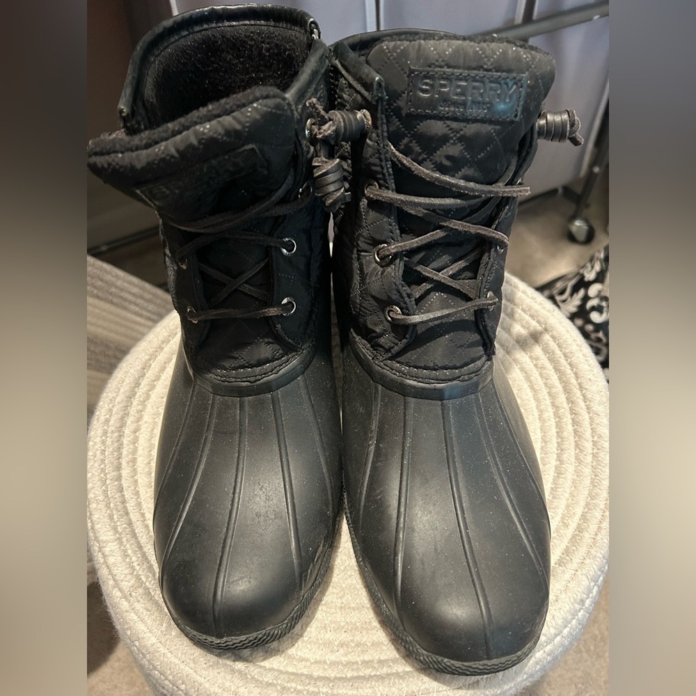 Black “saltwater” Sperry duck quilted boot, women’s size 10